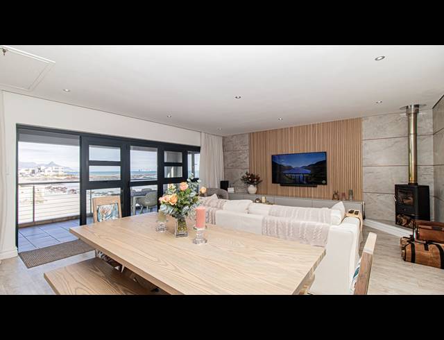 4 BEDROOM HOUSE FOR SALE IN BEACHFRONT